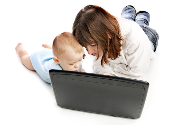 快乐的家庭和笔记本电脑图片下载