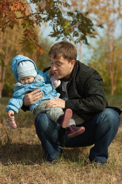 父亲和女儿跪在一起图片下载