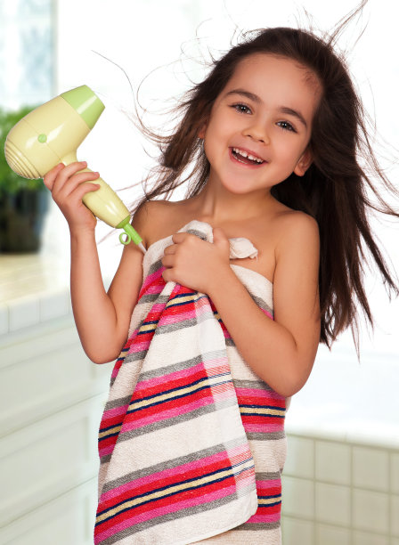 拿着吹风机的小女孩图片下载