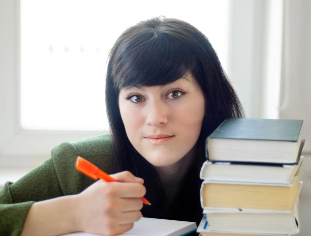 有书的年轻女子图片下载