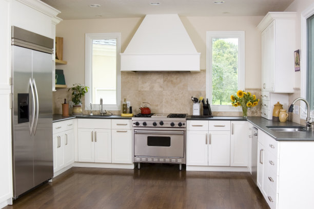 厨房内部配备白色橱柜和不锈钢素材图片