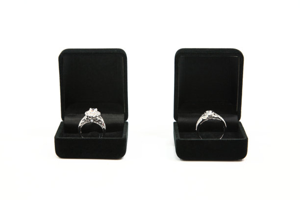 夫妻结婚戒指在礼品盒上隔离白色图片下载