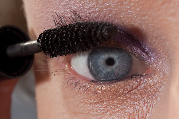 涂睫毛膏图片下载