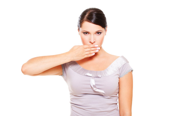 严肃的女人捂着嘴图片下载