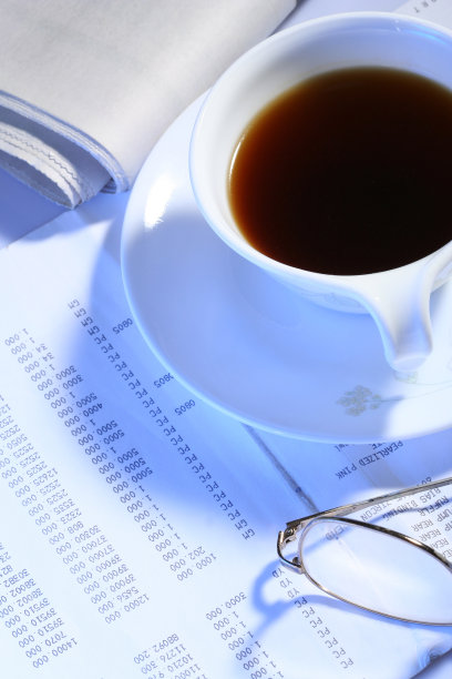 不加牛奶的咖啡，眼镜和商业文件上的报纸图片下载