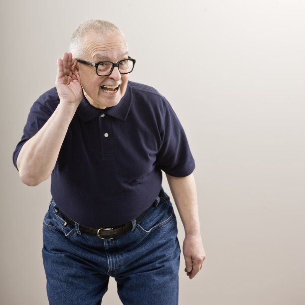 老人捂住耳朵，听力有困难图片下载