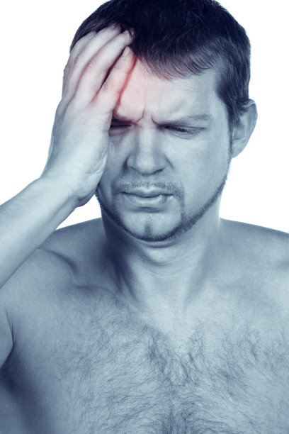 年轻的帅哥患了严重的偏头痛图片下载