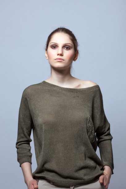 在现代服装摆姿势的苗条模特肖像图片下载