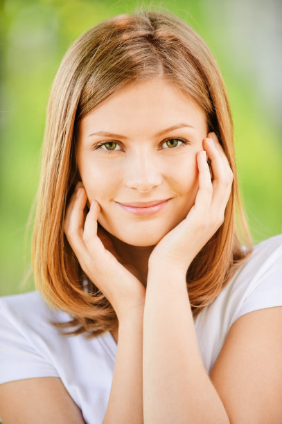 穿着白衬衫微笑的女人图片下载