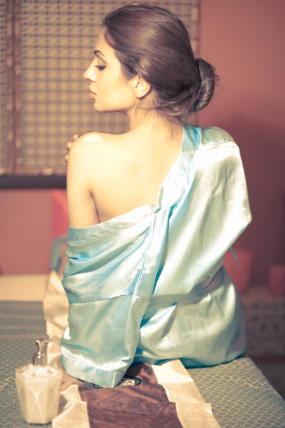 水疗沙龙里的女人图片下载