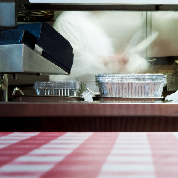 忙碌的厨师在餐厅厨房图片下载