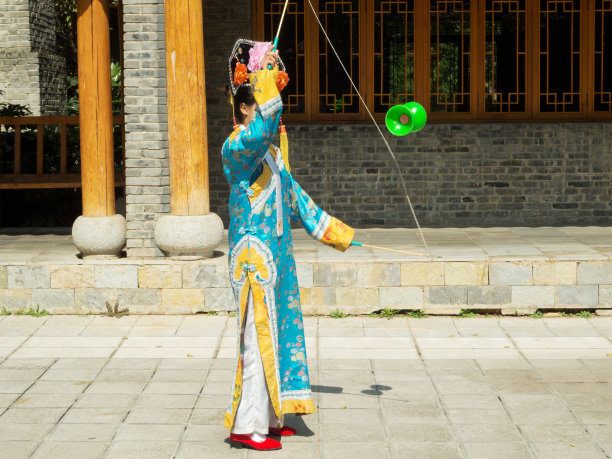 满洲女孩耍空竹图片下载