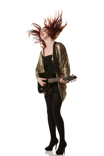 弹吉他的女人图片下载