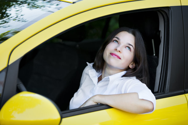 快乐的女人在驾驶座上图片下载
