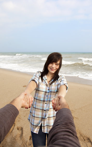 快乐的女孩在户外牵着手。图片下载