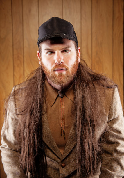 拿着步枪，头发飘逸的南方农民图片下载