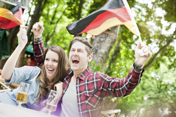 一对夫妇在乡村酒吧庆祝德国的体育胜利。图片下载