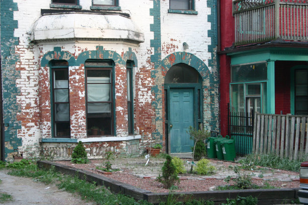 城市建筑物中的空巷图片下载