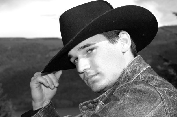 戴牛仔帽的年轻人图片下载