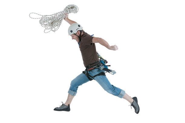 攀岩者拿着一捆绳子跳跃图片下载