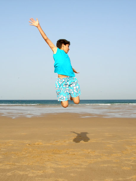 男孩跳图片下载