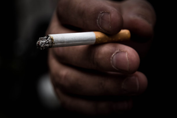 手握香烟图片下载