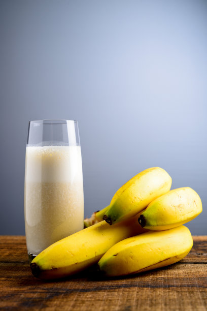 香蕉奶昔旁边有四个香蕉图片下载