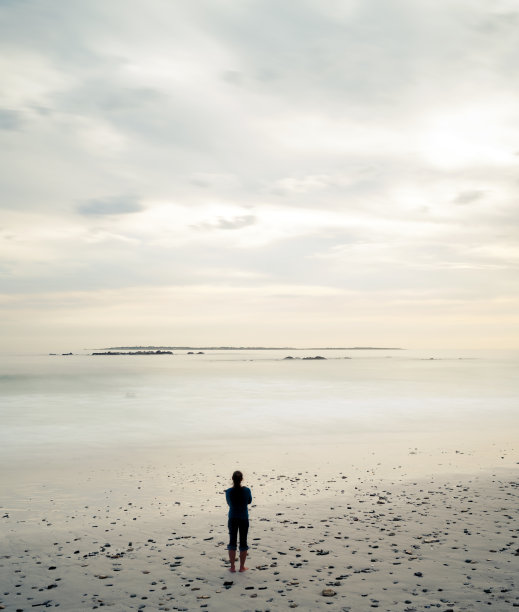 独自凝视着大海图片下载