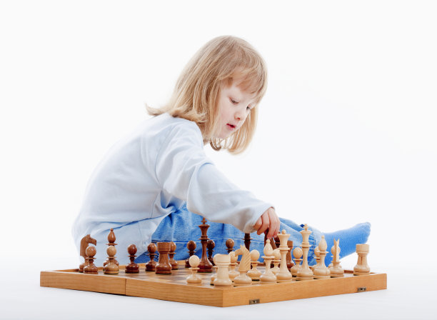 男孩下棋图片下载