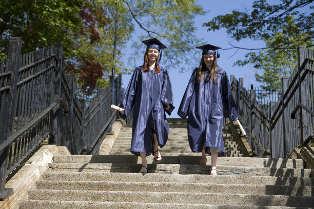 毕业后的两个女孩图片下载