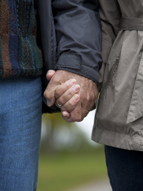 中年夫妇手牵着手图片下载