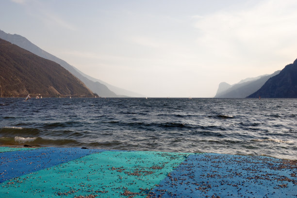 3月在加尔达湖冲浪图片下载