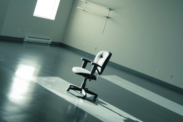 空荡荡的办公室里孤独的椅子图片下载