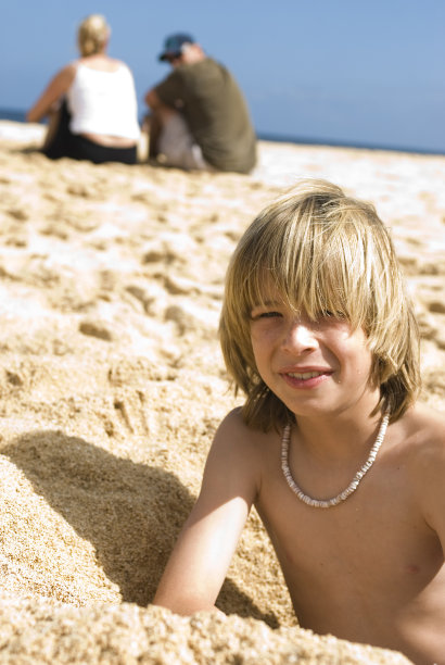 沙滩上的男孩图片下载