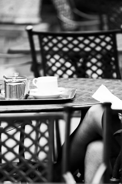 女性坐在咖啡馆喝茶的黑白照片图片下载