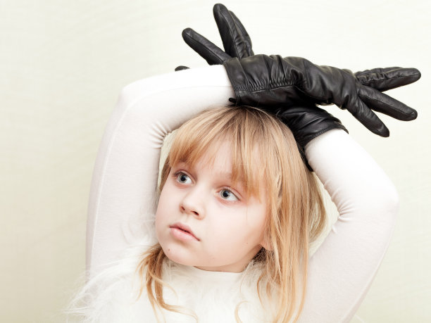 金发小女孩展示鹿图片下载