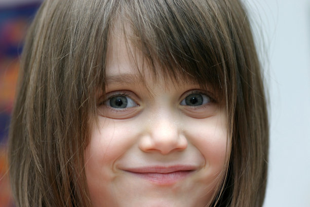 微笑的女孩图片下载