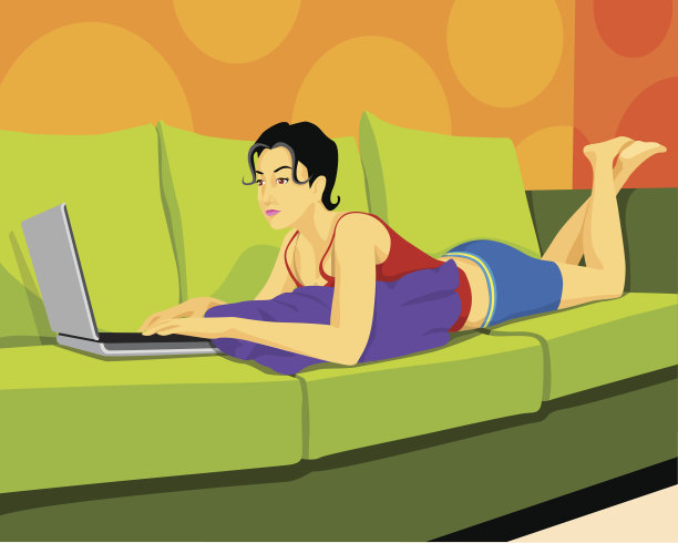 女孩躺在沙发上放松，同时使用她的笔记本电脑图片下载