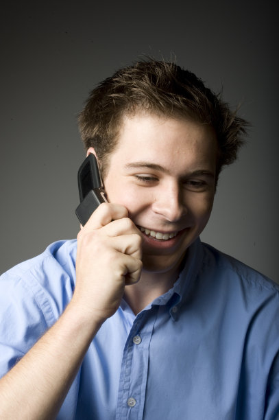 男人拿着手机图片下载