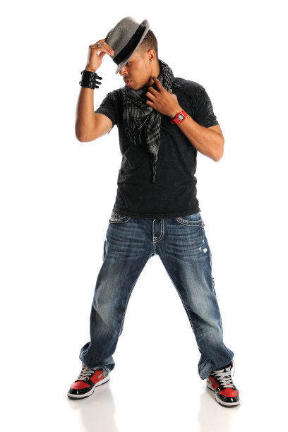 站着帽子的嘻哈男图片下载