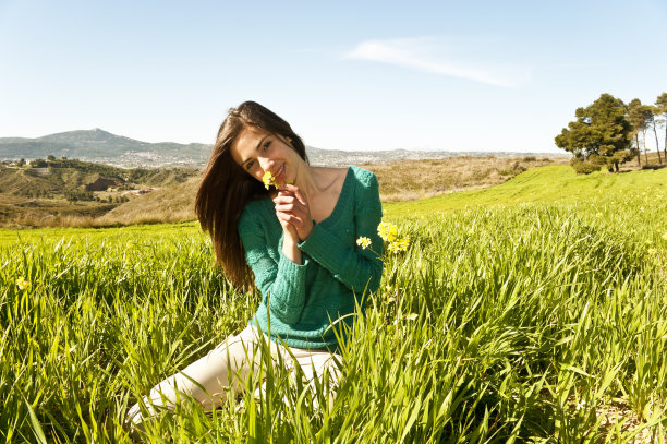 少女在田野里图片下载