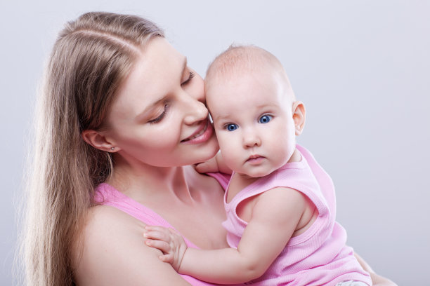 快乐的妈妈和宝宝的照片图片下载