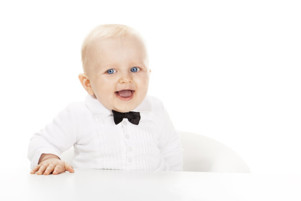 快乐优雅的小男孩看着相机图片下载