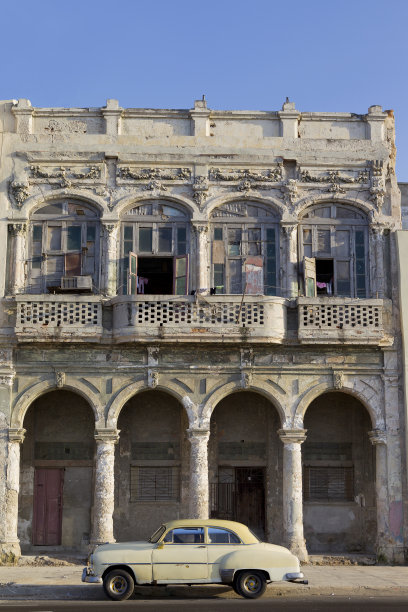 老房子和古董车图片下载