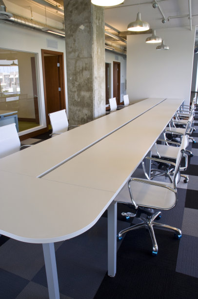 拥有长工作站的现代办公空间图片下载