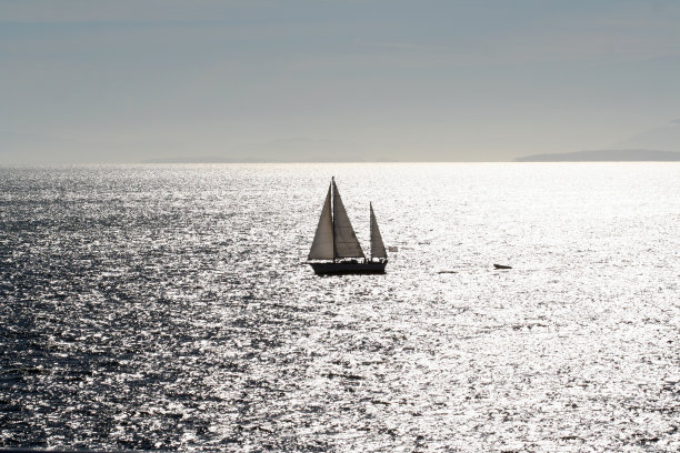 船在日落时分图片下载