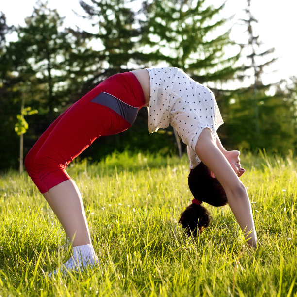 年轻女子做瑜伽图片下载