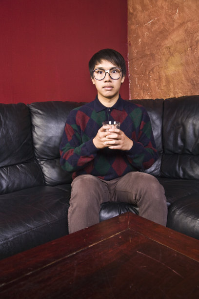 书呆子紧张地喝着酒图片下载