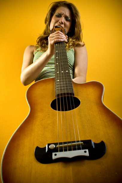 女人在吉他上唱歌图片下载