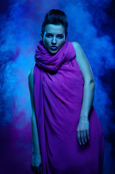 一个年轻美丽的女士的肖像，深色调图片下载